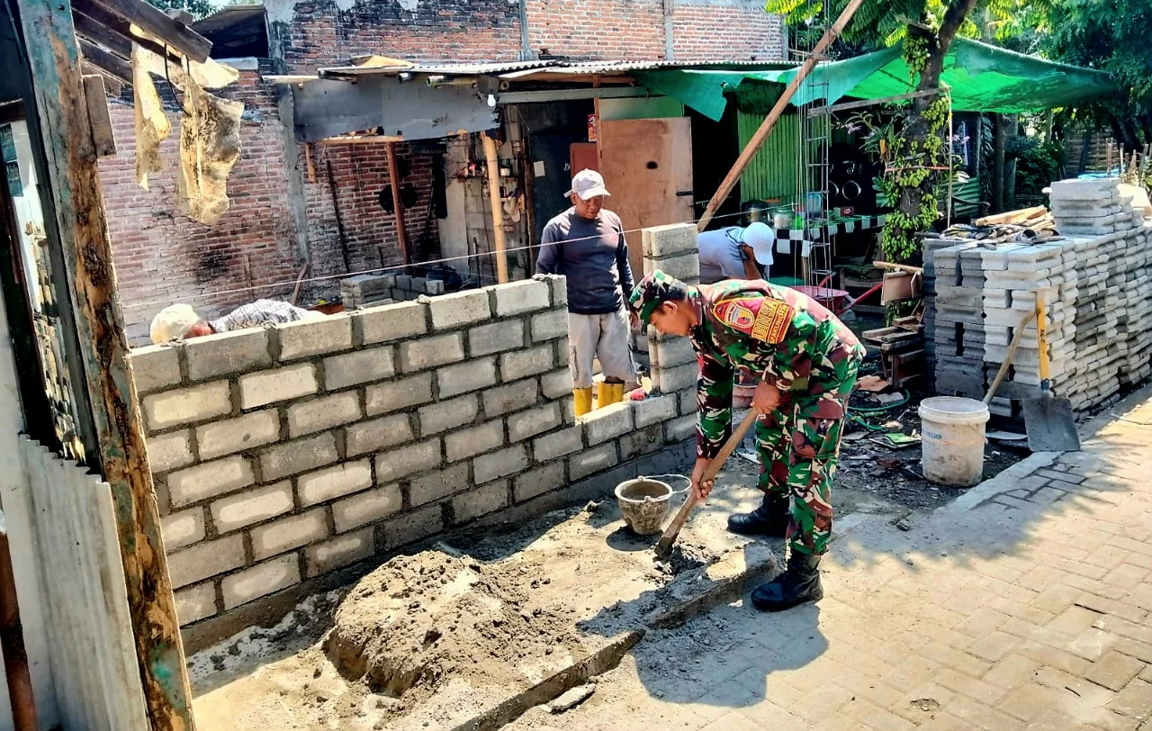 Babinsa Pakunden Dampingi Renovasi Rumah dan Pembangunan MCK, Wujudkan Kualitas Hidup Layak di Blitar