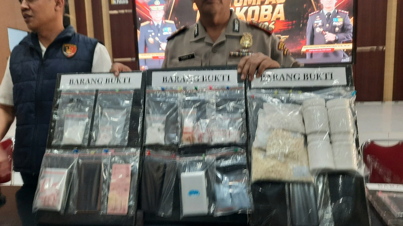 Bongkar Jaringan Narkoba Sistem Ranjau di Blitar, Polisi Amankan Sabu, Ekstasi, dan Ribuan Pil Terlarang