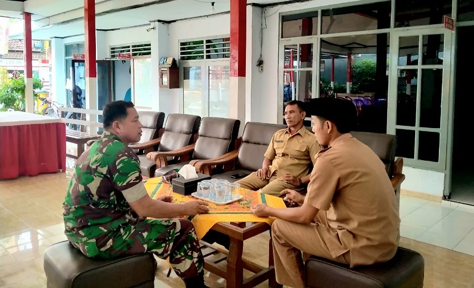 Perkuat Keamanan Wilayah Blitar, Babinsa Ngadirejo Gelar Komsos