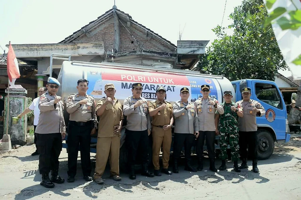 Bantu Warga Terdampak Kekeringan, Polres Blitar Berikan Air Bersih & Sembako