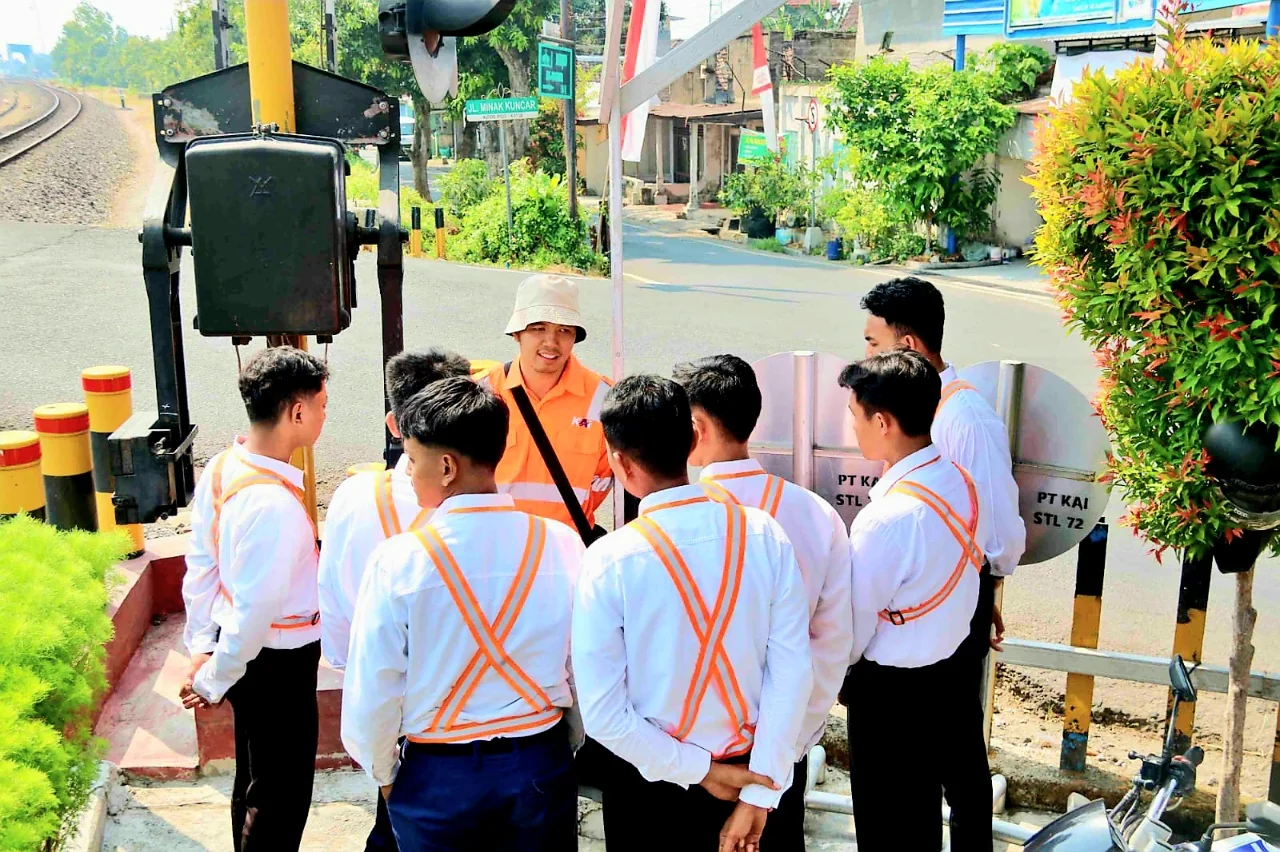 KAI Daop 7 Madiun Perkuat Keselamatan Perlintasan Sebidang Lewat Infrastruktur dan SDM
