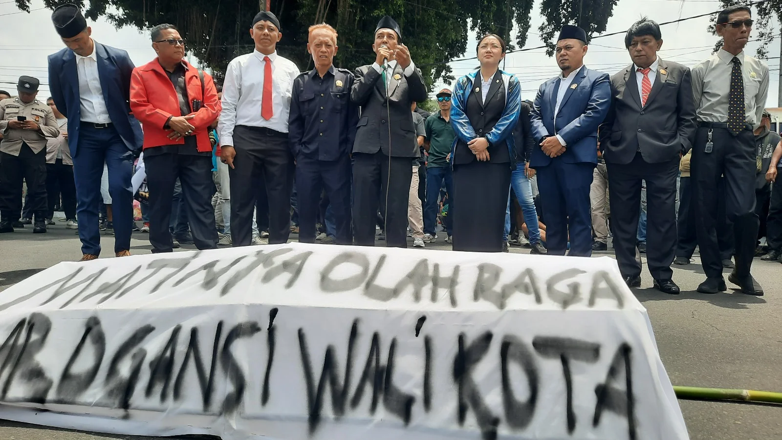 Wawali Kota Blitar Sekaligus Plt Ketua KONI Elim Tyu Samba Bersama Pimpinan dan Anggota DPRD, Atlet Geruduk Kantor Wali Kota