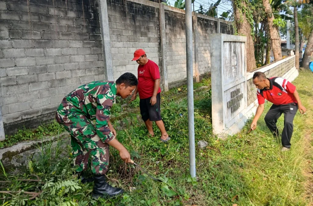 Babinsa Sumberdiren Pimpin "Jumat Bersih", Wujudkan Lingkungan Sehat Bersama Warga Garum