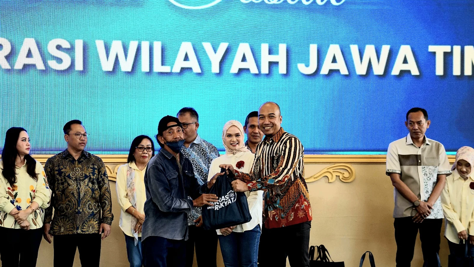 Imigrasi Jatim Berbagi Bantuan kepada 100 Warga Blitar