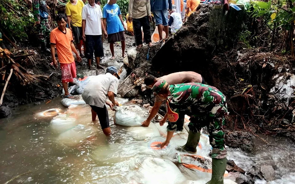 Sinergi TNI–Petani, Perbaiki Irigasi di Kelurahan Tanggung Kota Blitar